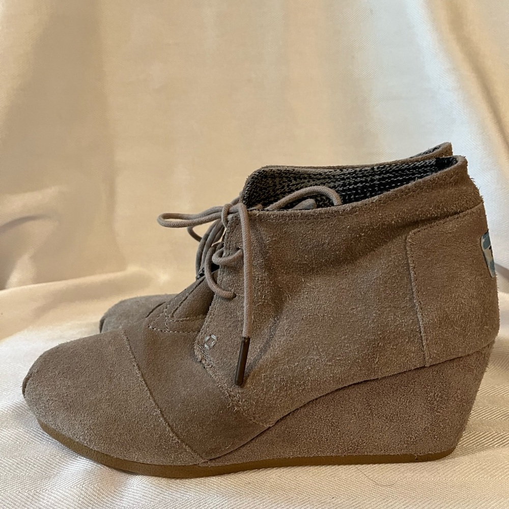 TOMS Kala Tan Suede Wedge lace up shoe.  Flannel‎ pattern inside.  Women’s 7.5